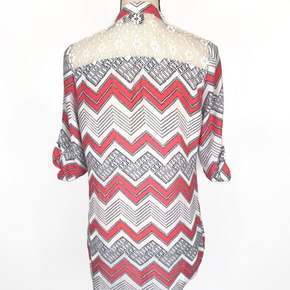 IZ Byer Tunic Top Chevron Print Women’s Sz Med Pink White 3/4 Roll Tab Sleeve - Picture 3 of 8